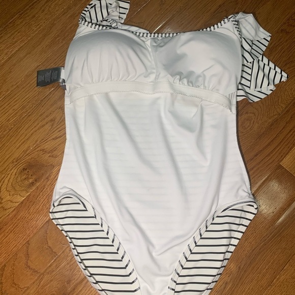 Vince Camuto Striped Ruffled Off The Shoulder One Piece Swimsuit Size 6 - Picture 11 of 14